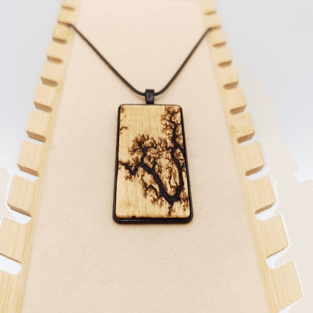 Collier et son pendentif en acier inoxydable et erable